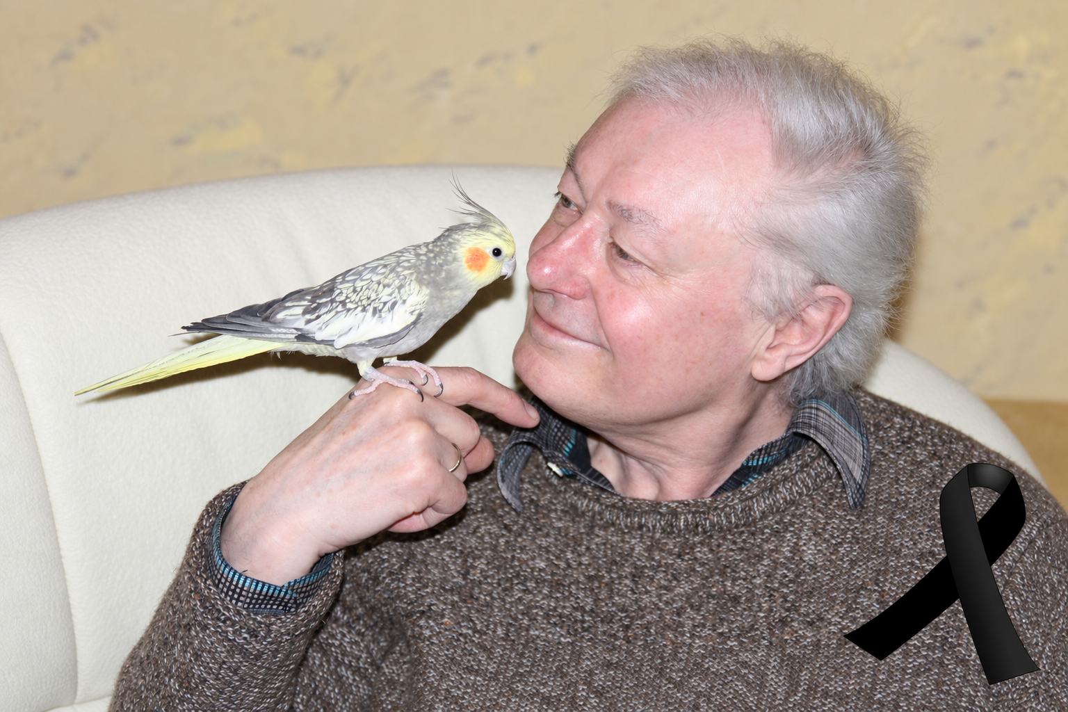 Dieter Mühlena mit seinem Nymphensittich